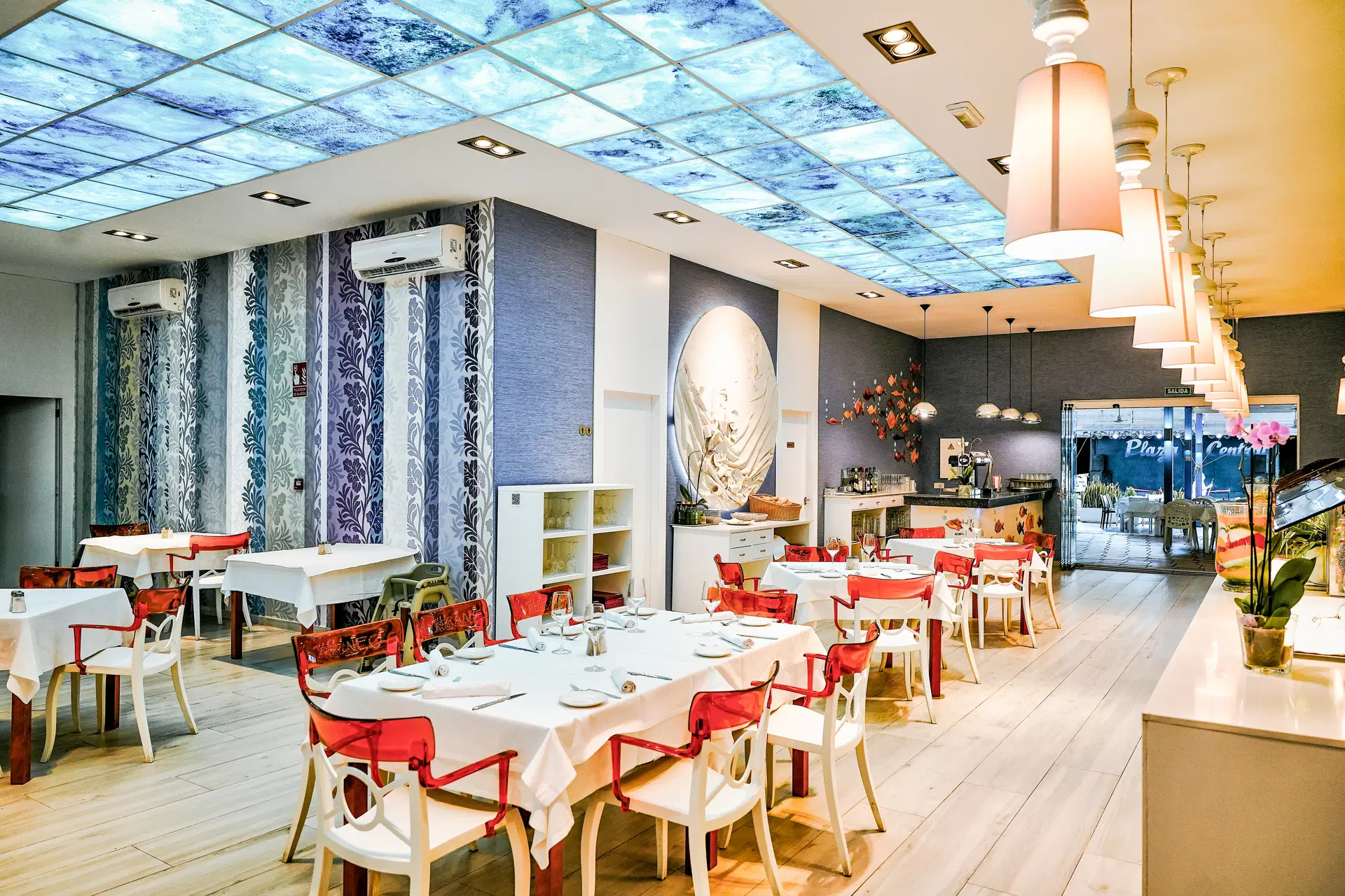Pusta restauracja hotelowa.